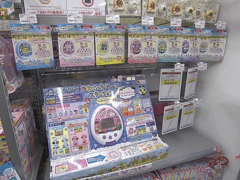 玩具店には「たまごっちコーナー」も