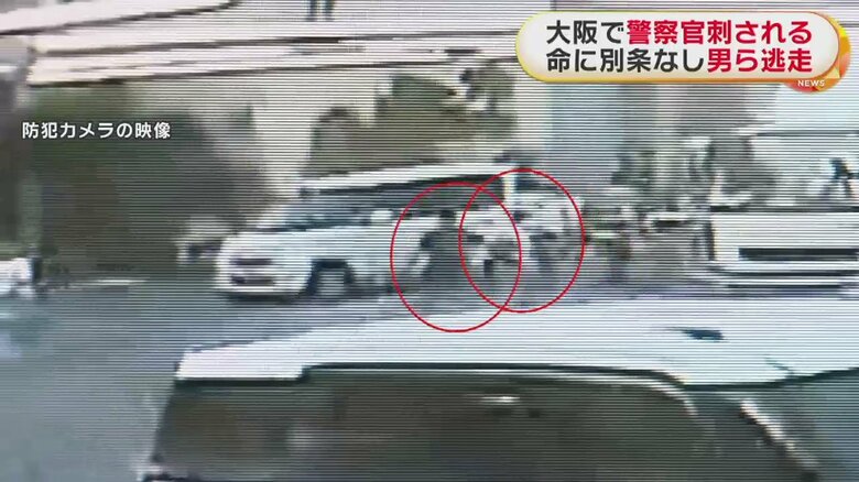 画面左奥に向かって、全速力で逃走する2人