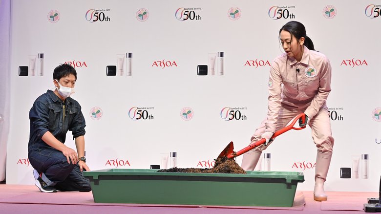 中腰で土を混ぜていく