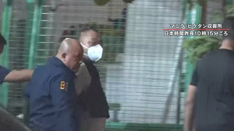 報道陣を一瞥するも、無言で車に乗り込む小島容疑者