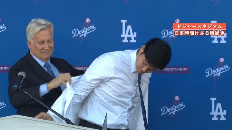 ユニホームを羽織る大谷選手