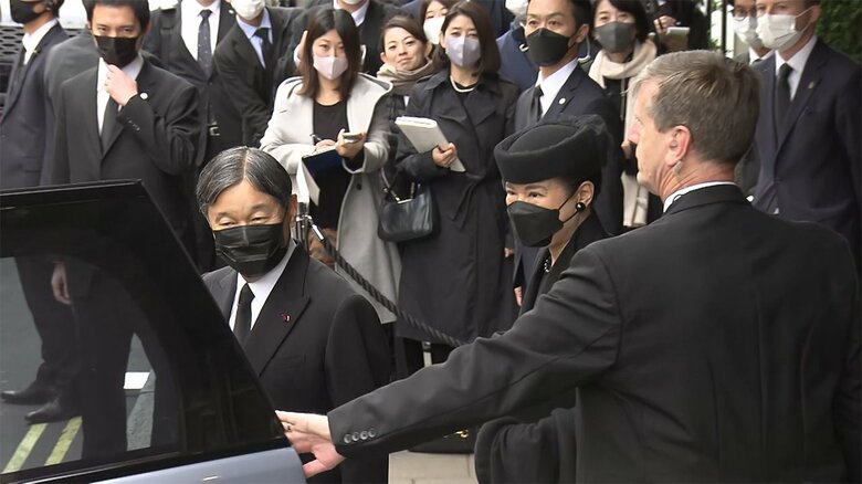 ウエストミンスター寺院に向かわれる両陛下