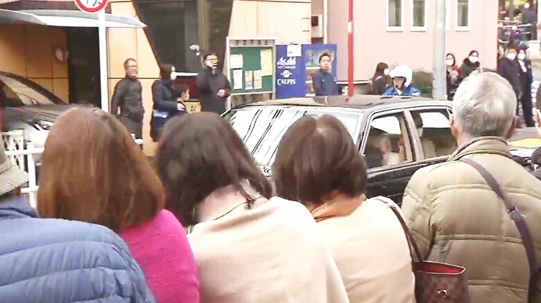 沿道の方々の歓迎を受け「仙洞仮御所」へ入られる上皇ご夫妻