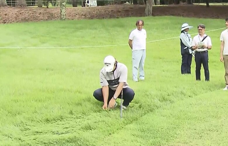 ラフをチェックする石川遼