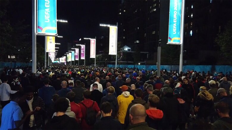 「マスクの着用義務なし」でイギリスで行われたサッカーの試合には6万人が集まった