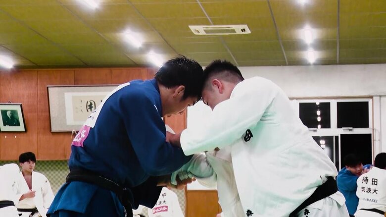 リーチを生かした対応力が持ち味の永瀬（左）