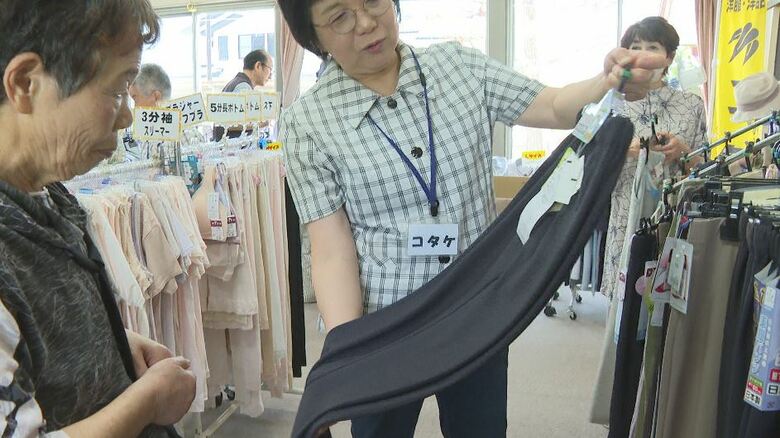 「めちゃらく涼しいパンツ」を見せるコタケ・内藤恵理子さん