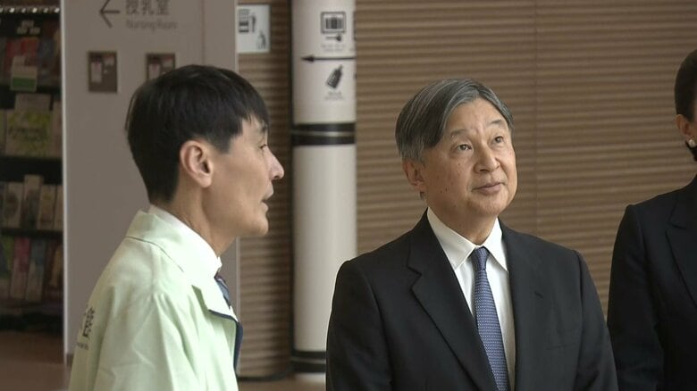 「東日本大震災・原子力災害伝承館」で説明をお聞きになる天皇皇后両陛下と愛子さま