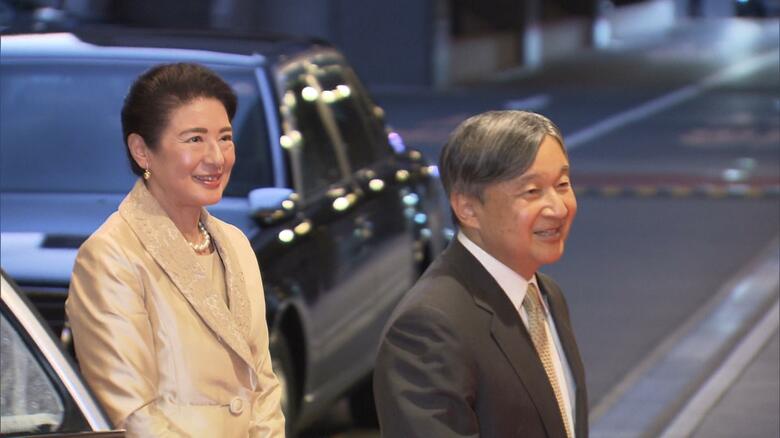夕食会の会場に到着された天皇皇后両陛下