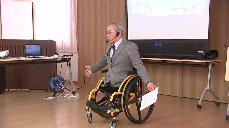 「ご覧の通り両足がありません」と話す鈴木さん