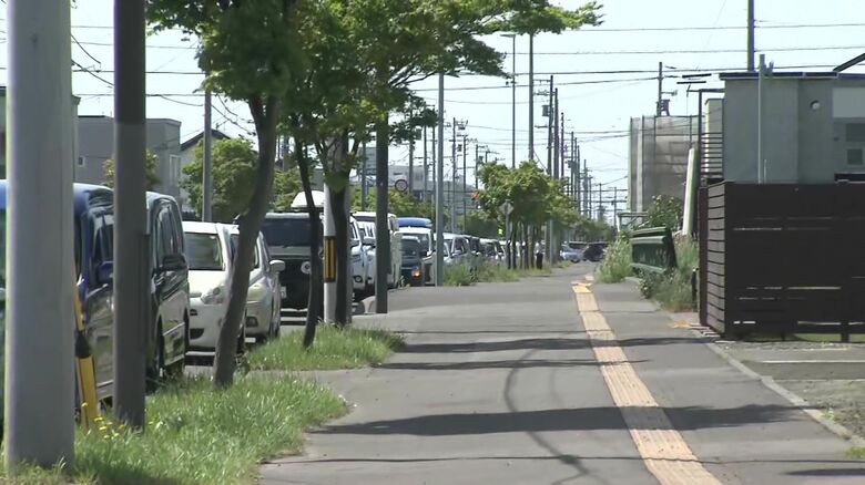 車が何台も続く
