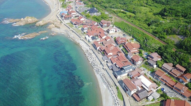 豊かな自然にめぐまれた益田市の海。そして赤瓦・石州瓦の屋根が特徴的な家屋