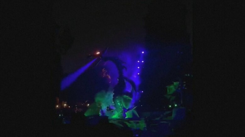 ナイトショーに登場したドラゴンが紫の光に包まれている