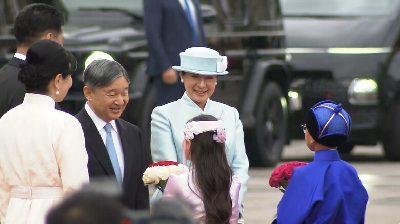 チンギスハン像の前で行われる歓迎式典に出席する天皇皇后両陛下　モンゴル・スフバートル広場