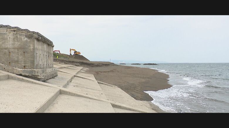 砂浜が浸食され護岸がむき出しに（2024年）