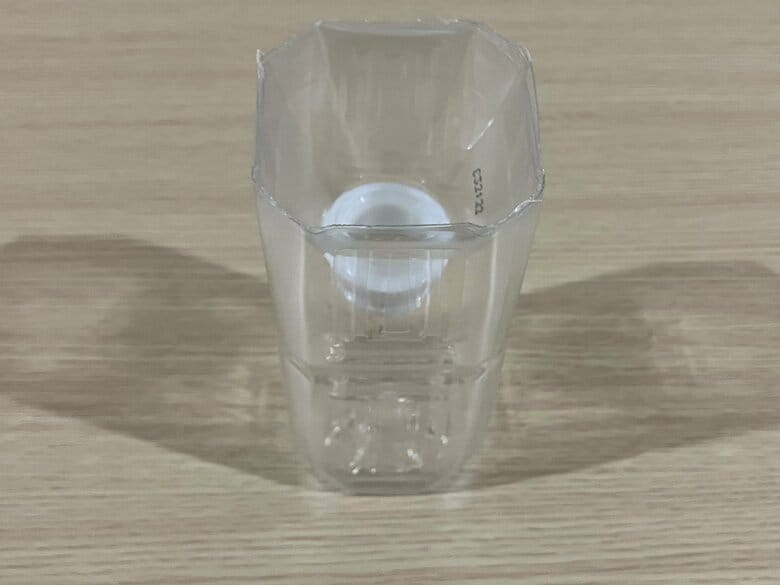 カメムシ捕獲器ができるまで（4）飲み口が下になるように差し込む