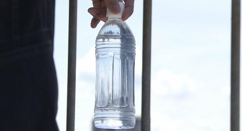 ペットボトルを手に持って…（イメージ）