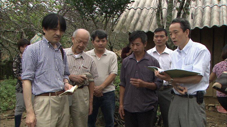 ベトナムで家禽を調査された秋篠宮さま　2012年