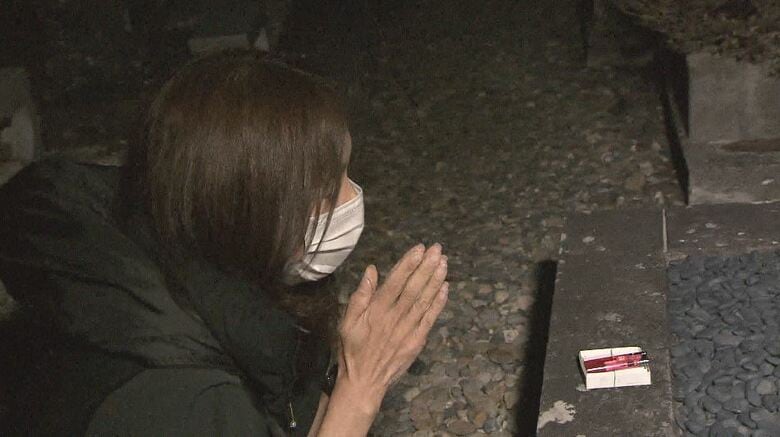 樹生さん（当時15歳）が眠るお墓に手を合わせる母、真理さん