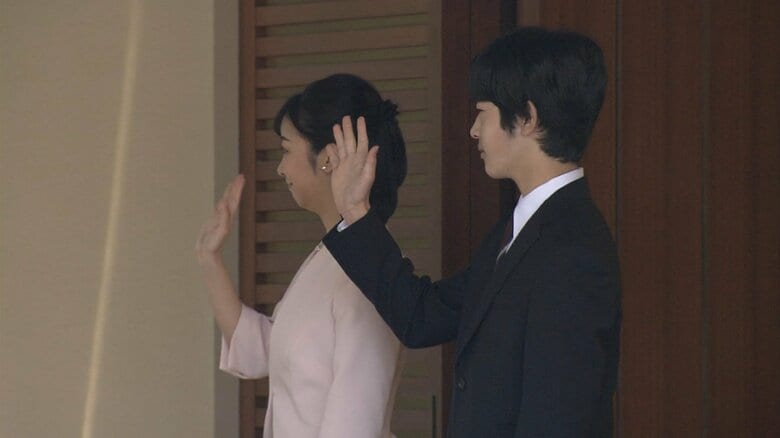 佳子さま、悠仁さまの見送りを受けられる秋篠宮ご夫妻（午前8時半ごろ 秋篠宮邸）