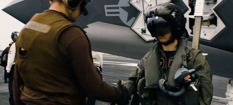 F-35Cのパイロット(右)のヘルメットには機体各所のカメラ映像が投影される(米第7艦隊公式Xより)