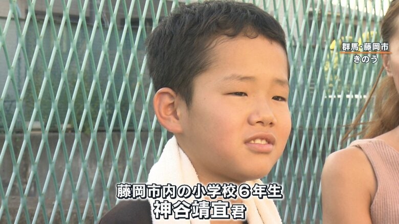 母と一緒にインタビューに答える神谷靖宜くん　小学6年