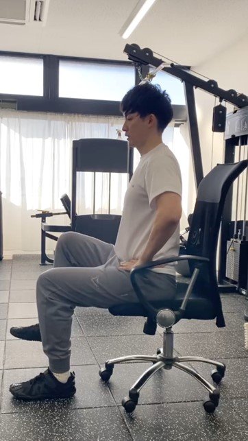 【もも上げ運動】骨盤や背骨が動かないように太ももを上げる（提供：計太さん）