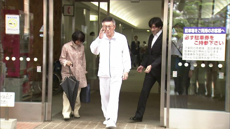 退院時の佐竹前知事（2011年5月）