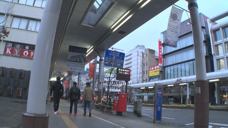 ごみ拾いを終え、仕事に向かう3人