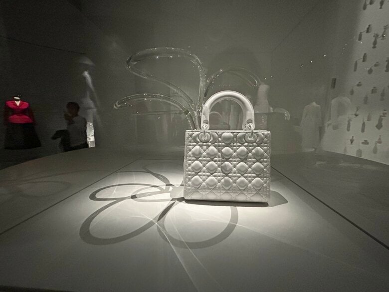 建築家・妹島和世さんが手がけたディオールのバッグ
