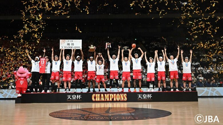 表彰式での千葉ジェッツの選手ら（16日、さいたまスーパーアリーナ）