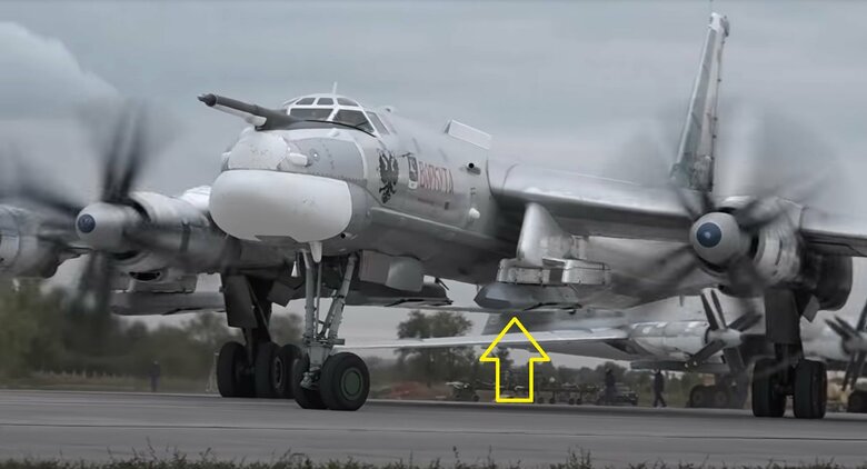 Kh101を吊下げたTu-95MSベアH大型爆撃機（ロシア国防省公式YouTubeより）