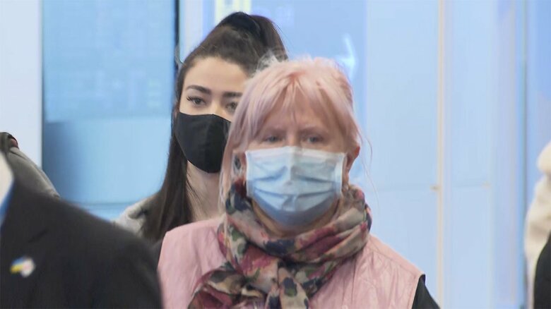 空港に到着したウクライナからの避難民