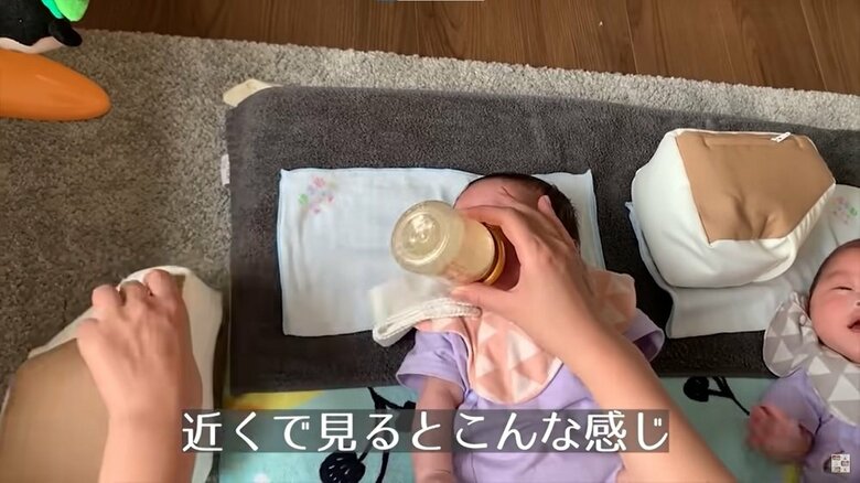 もう片方の手でクッションを用意