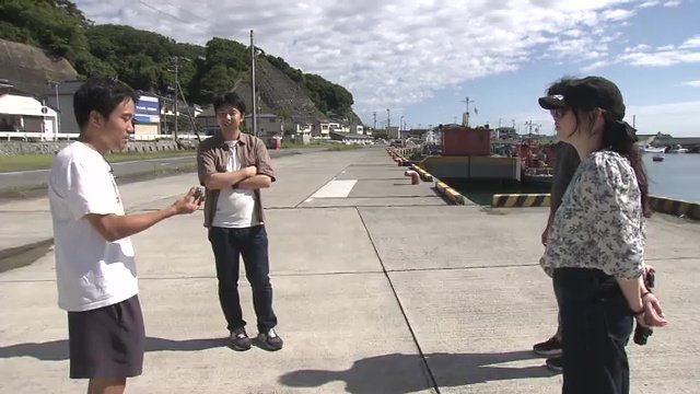 宿泊客に地域のことを紹介する谷口さん