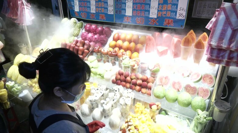 カラフルな果物の屋台