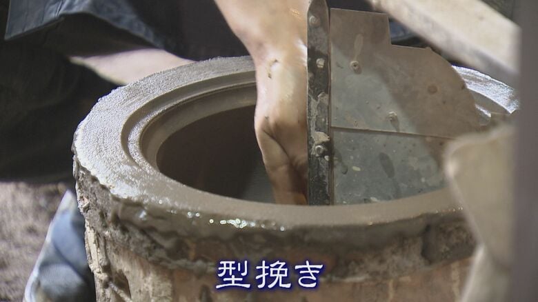 型を回転させながら均一な形の鋳型を作る「型挽き」という工程