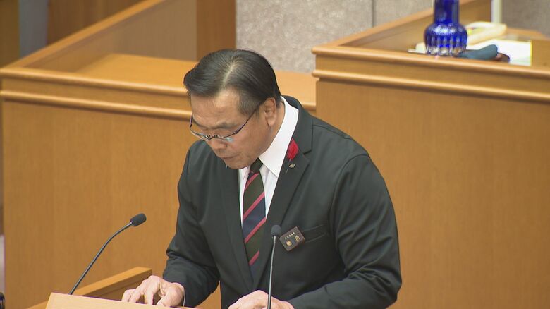 県議会で答弁する馳知事