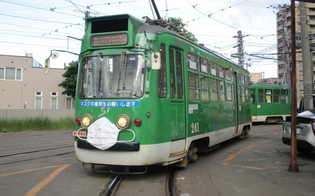 僕もマスク着けてみました」札幌の路面電車のマスク姿がかわいい｜FNN