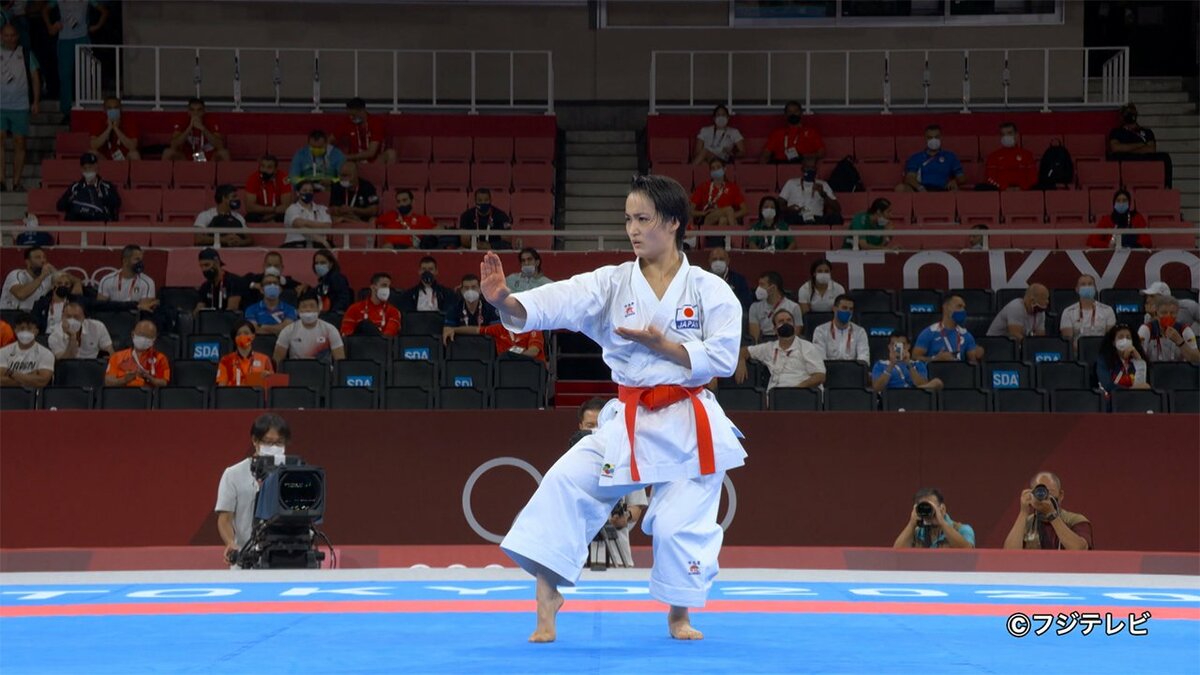空手 清水希容 メダル確定 高速と気迫の 形 で決勝へ