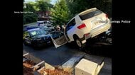 パトカーとカーチェイスの果て…逃走車が迎えたまさかの結末　薬物関連事件で手配中の男確保　アメリカ