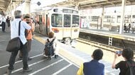 腰に優しい座席に低いつり革…さらに防犯カメラ増強　東海道線に18年ぶり新車両　鉄道ファンも絶賛【静岡発】