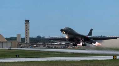 米空軍B-1B爆撃機が夜間の巡航ミサイル発射シミュレーション