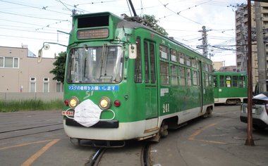 「僕もマスク着けてみました」札幌の路面電車のマスク姿がかわいい
