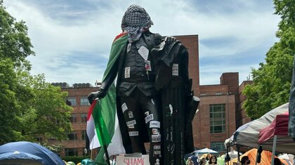 「ジョージ・ワシントン像汚された」“戦士姿”が物議　全米の大学に広がるガザ侵攻抗議デモに警察介入　大学側「学生による活動ではない」