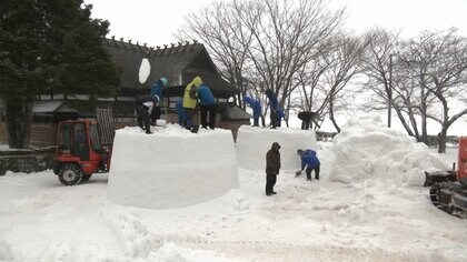 2月なのに雪がない！小正月行事…規模縮小やむなし　雪をトラックで運びながら準備続く　「中止」決めたところも