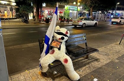 「クマのぬいぐるみ」に込められたイスラエル国民の想い　そして休戦…“鎮静剤投与”された人質は笑顔で手を振る