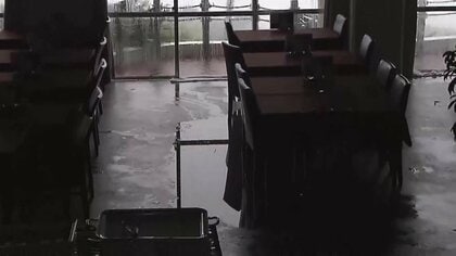 窓ガラス割れ浸水も…停電中のホテル周辺の様子　台風22号接近で八丈島に大雨特別警報