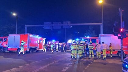 ベルリンで車が群衆に突っ込み1人死亡16人けが　性的少数者イベント開催中　ブランデンブルク門近くのティアガルデン
