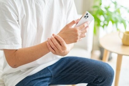 【調査結果】「手が痛い!」スマホユーザーの約9割。30代が最も深刻。“無言の不調”が無視できない規模で明らかに。